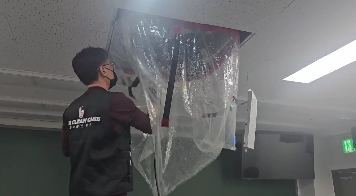 전용 세제 도포 및 고압 세척